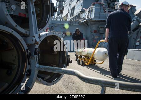 USS Mitscher (DDG 57) 141020 Banque D'Images