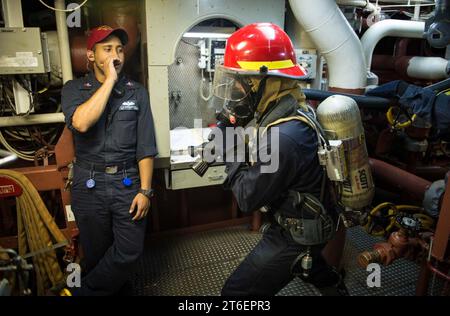 USS Mitscher (DDG 57) 141020 Banque D'Images