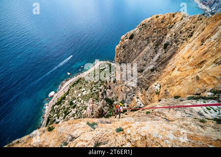 Escalade Trad dans le parc national de Penyal d'IFAC près de Calp, Espagne Banque D'Images