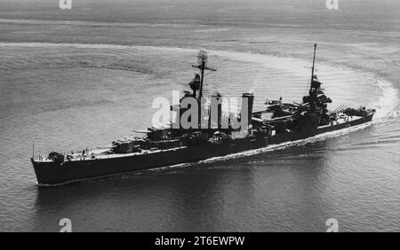 USS New Orleans (CA-32) en route dans Puget Sound le 30 juillet 1943 Banque D'Images