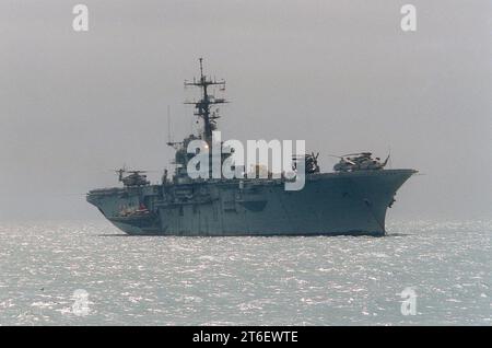 USS New Orleans (LPH-11) à l'ancre, 1991 Banque D'Images