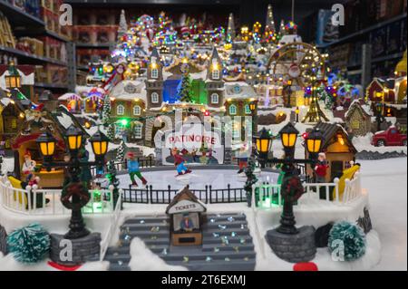 Montauban, France. 09 novembre 2023. Décorations, manèges et autres scènes de Noël sous la neige illuminée, avec ou sans Père Noël. C'est déjà Noël à la foir fouille. Illustration de décor de Noël, Père Noël, elfes, guirlandes, sapins, rennes et autres hiboux et jouets et décorations de hiboux, dans un magasin la foir fouille, dans une zone commerciale. France, Montauban le 9 novembre 2023. Photo de Patricia Huchot-Boissier/ABACAPRESS.COM crédit : Abaca Press/Alamy Live News Banque D'Images