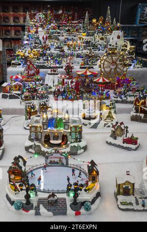 Montauban, France. 09 novembre 2023. Décorations, manèges et autres scènes de Noël sous la neige illuminée, avec ou sans Père Noël. C'est déjà Noël à la foir fouille. Illustration de décor de Noël, Père Noël, elfes, guirlandes, sapins, rennes et autres hiboux et jouets et décorations de hiboux, dans un magasin la foir fouille, dans une zone commerciale. France, Montauban le 9 novembre 2023. Photo de Patricia Huchot-Boissier/ABACAPRESS.COM crédit : Abaca Press/Alamy Live News Banque D'Images