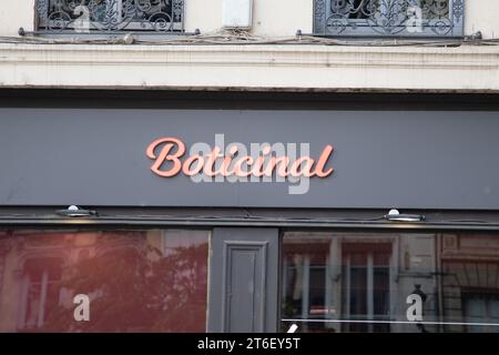 lyon , France - 11 04 2023 : parapharmacie boticinale logo texte et signe marque entrée mur chaîne de façade Banque D'Images