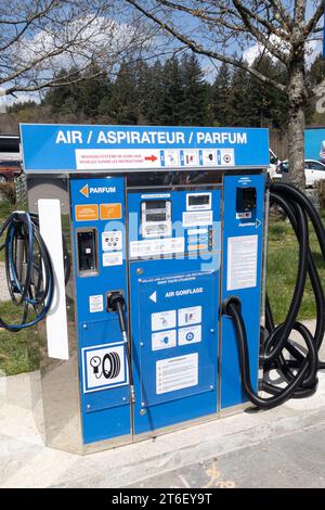 Lyon , France - 11 07 2023 : Station autoroutière du groupe vinci avec gonflage des pneus et services d'aspirateur de lave-auto automatique en libre-service pour Banque D'Images