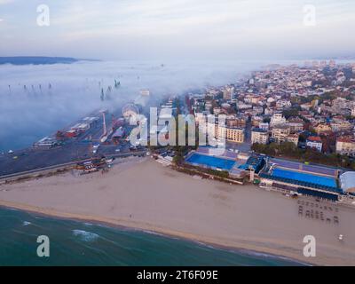 Vue aérienne d'une ville de lever de soleil de Varna enveloppé dans le brouillard matinal. Bulgarie. Banque D'Images