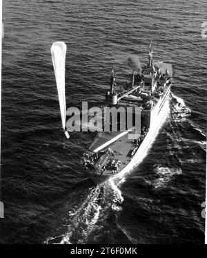 L'USS Norton Sound (AV-11) lance un ballon Skyhook le 31 mars 1949 Banque D'Images