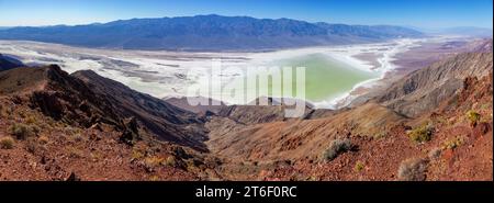 Emerald Lake Water, Aerial Badwater Basin Panorama, lointain Panamint Range Mountain Peaks. Paysage pittoresque du parc national de la vallée de la mort, vue sur les Dantes Banque D'Images