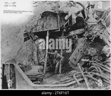 USS Oklahoma (BB37)- récupération 3-21-43, 1628-43, structure du pont regardant vers le port en position de 40 degrés Banque D'Images