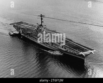 USS Oriskany (CV-34) Il est remorqué à Bremerton en octobre 1976 Banque D'Images