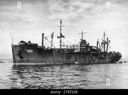 USS Oxford (APA-189) dans la baie de San Francisco, Californie (États-Unis), vers la fin de 1945 Banque D'Images