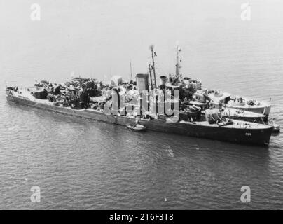 L'USS Phelps (DD-360) et l'USS McCall (DD-400) amarrés à Casco Bay le 9 août 1945 Banque D'Images