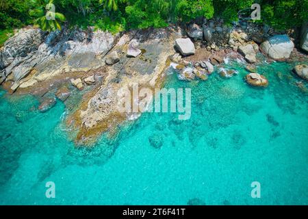 Photographie drone de plage de sable blanc, rochers de granit, eau turquoise et transparente, près du rivage, plage de coucher de soleil, Mahé, Seychelles Banque D'Images