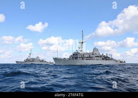 USS Pioneer (MCM-9) et USS Patriot (MCM-7) en mer du Japon le 6 novembre 2018 Banque D'Images