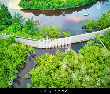 Photo drone de la route publique passant entre les zones humides côtières de Port Launay, mangrove, une des meilleures zones humides de mangrove de l’île de Mahé Banque D'Images