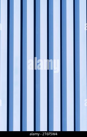 ruissellement sur une surface. Un arrière-plan se détache de la couleur. Ruisseaux verticaux de peinture grise et bleue. Structure abstraite de fond Banque D'Images