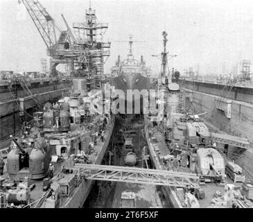 USS Prairie (AD-15) en cale sèche avec tribal 1965 Banque D'Images