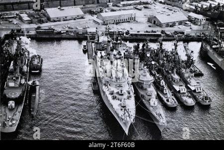 USS Prairie (AD-15) avec 1963 destroyers à Yokosuka Banque D'Images