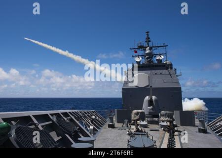 L'USS Princeton (CG 59) tire un missile anti-navire RGM-84 Harpoon pendant RIMPAC 2016 Banque D'Images