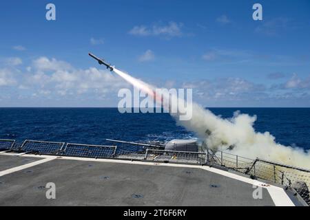 L'USS Princeton (CG-59) tire le RGM-84 Harpoon le 14 juillet 2016 Banque D'Images