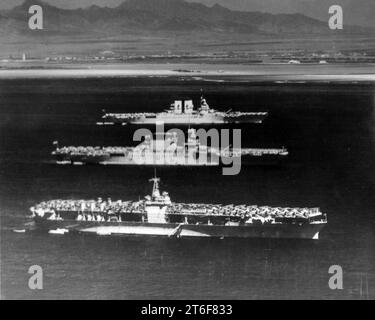 USS Ranger (CV-4), USS Lexington (CV-2) et USS Saratoga (CV-3) à l'ancre au large d'Honolulu le 8 avril 1936 (NNAM.1996.488.001.012) Banque D'Images