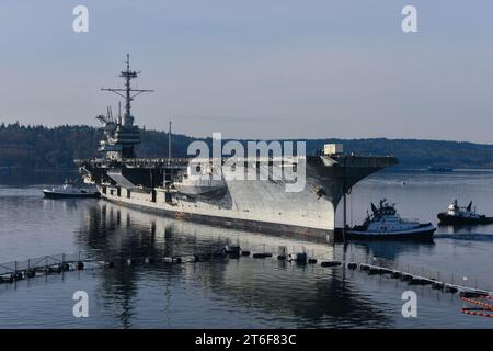 L'USS Ranger (CV-61) est remorqué de Bremerton pour être mis au rebut en mars 2015 Banque D'Images