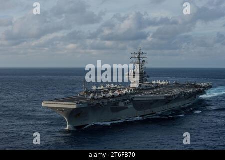 L'USS Ronald Reagan transite par la mer des Philippines 151115 Banque D'Images