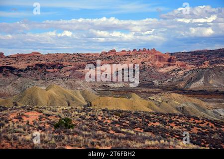 vue panoramique, regardant vers l'arche délicate sur des formations rocheuses colorées sur une journée ensoleillée dans le parc national arches, utah Banque D'Images