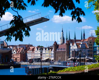 2022-06-11. Vieille ville de Gdansk et pont sur la rivière Motlawa, Pologne Banque D'Images