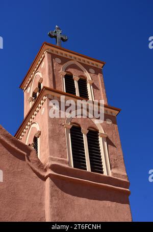 la tour de l'église en adobe de la plus ancienne église des états-unis, construite en 1615, église catholique san miguel à socorro, nouveau mexique Banque D'Images