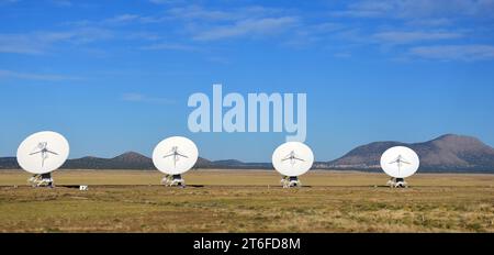 radiotélescopes et antennes paraboliques géantes dans l'observatoire de radioastronomie karl g. jansky à très grand réseau près de socorro, nouveau mexique Banque D'Images