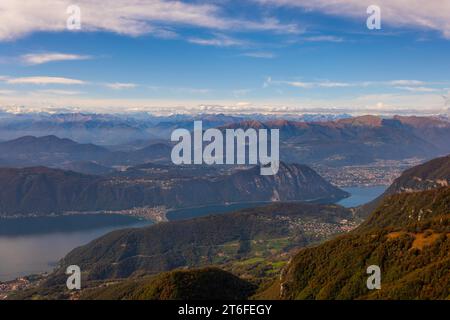 Vue aérienne sur le magnifique paysage montagneux avec la montagne enneigée et le lac de Lugano et la ville de Lugano dans une journée ensoleillée au Tessin, en Suisse Banque D'Images