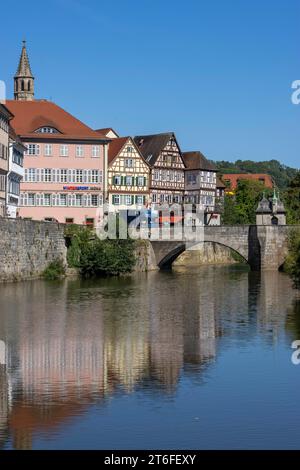 Ancienne rangée de maisons sur le mur de la rive se reflètent dans la rivière Kocher, Mauerstrasse, Henkersbruecke, Johanniterkirche, vieille ville historique, Schwaebisch Banque D'Images