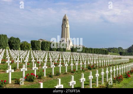 L'ossuaire de Douaumont et le cimetière militaire des soldats français et allemands de la première Guerre mondiale 1914, 1918 et un grand plateau avec des soldats tués Banque D'Images