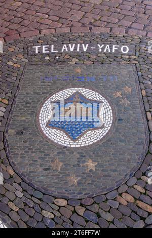 Tel Aviv-YAFO, Israël, armoiries des villes jumelles comme mosaïque devant l'ancien hôtel de ville, place de la mairie, centre historique de la ville, Fribourg im Banque D'Images