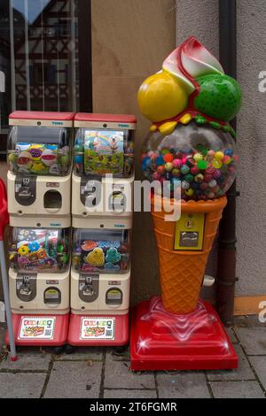 Distributeur automatique de bonbons en face d'un supermarché, Nuremberg, moyenne Franconie, Bavière, Allemagne Banque D'Images