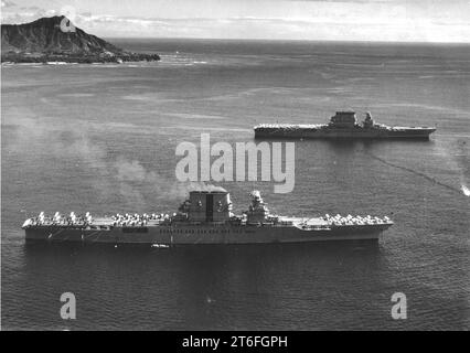 USS Saratoga (CV-3) et USS Lexington (CV-2) au large de Diamond Head le 2 février 1933 Banque D'Images