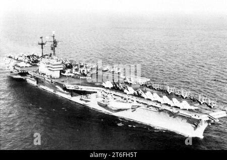 USS Saratoga (CVA-60) en cours en 1956 Banque D'Images