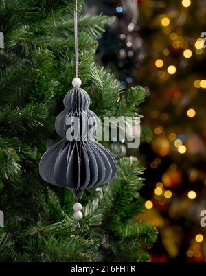 Boule de Noël en papier sur le sapin de Noël. Bannière Banque D'Images