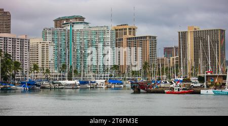 Ala Moana, Hawaï, États-Unis - Ala Wai Boat Harbor. Port de bateau occupé près de Waikiki avec des bateaux personnels et d'excursion amarrés pour le temps orageux. Banque D'Images