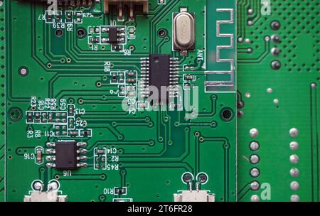 Antenne PCB et circuit intégré monté en surface sur carte. Banque D'Images