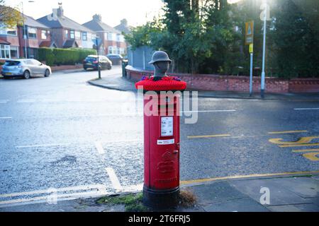 Un surmontoir de boîte aux lettres tricoté pour commémorer le jour de l'armistice est vu à Manchester, Royaume-Uni. Crédit : Jon Super/Alamy Live News. Banque D'Images