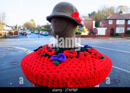 Un surmontoir de boîte aux lettres tricoté pour commémorer le jour de l'armistice est vu à Manchester, Royaume-Uni. Crédit : Jon Super/Alamy Live News. Banque D'Images