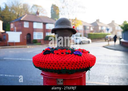 Un surmontoir de boîte aux lettres tricoté pour commémorer le jour de l'armistice est vu à Manchester, Royaume-Uni. Crédit : Jon Super/Alamy Live News. Banque D'Images