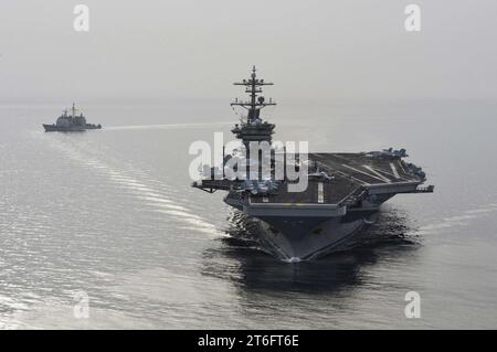 L'USS Theodore Roosevelt (CVN 71) navigue dans la zone d'opérations de la 5e flotte américaine 150416 Banque D'Images