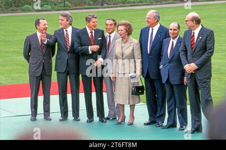 Bonner Wirtschaftsgipfel 1985, offizielles Gruppenfoto der Staatschefs, Bonn, 3. Mai 1985 Deutschland, Bonn, 03.05.1985, Weltwirtschaftsgipfel, Aufstellung zum offiziellen Gruppenfoto der teilnehmenden Staatschefs, von links nach rechts : Jacques Delors, eu Kommissionspräsident, Brian Mulroney Kanadischer Ministerpräs., Ronald Reagan US-Präsident, Yasuhiro Nakasone japon. Ministerpraes., Margaret Thatcher Ministerpräsidentin GB, Helmut Kohl Bundeskanzler, Francois Mitterand franzoesischer Präsident, Bettino Craxi, italienischer Ministerpräsident, sogenanntes Familienfoto, 11. Wirtschaftsgipfel Banque D'Images