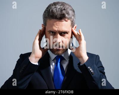 Fatigué, mal de tête et fatigue oculaire. Homme d'affaires avec stress, burn-out et fatigue oculaire. Homme d'affaires frottant les yeux fatigués en studio. Problème de vision, mauvais Banque D'Images