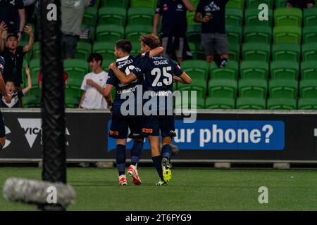Melbourne, Australie. 10 novembre 2023. Ryan Teague (#25) et Bruno Fornaroli (#10), de Melbourne Victory, célèbrent l’ouverture. Crédit : James Forrester/Alamy Live News Banque D'Images