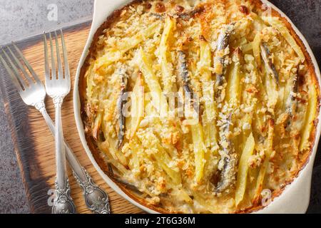 Le frestelse ou Janssons Temptation de Jansson est un gratin suédois à base de pommes de terre, d'oignons et de sprats en gros plan sur le plat allant au four sur la table. Horizonta Banque D'Images