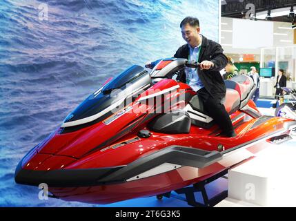 Shanghai. 10 novembre 2023. Un visiteur essaie un FX Cruiser SVHO de Yamaha à la 6e China International Import Expo (CIIE) à Shanghai, dans l'est de la Chine, le 10 novembre 2023. Crédit : Jin Haoyuan/Xinhua/Alamy Live News Banque D'Images